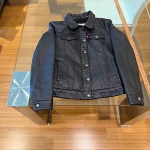 Black Levi’s faux leather Women's Jacket medium  fully lined style and warmth